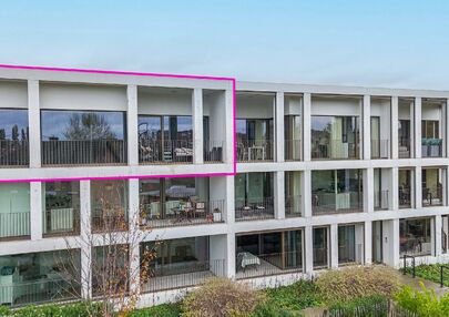 Bij ImmoFusion 7/7 “open huis”: klik op onze 3D-TOUR.
Ervaar vastgoed alsof je er zelf doorloopt!
Ontdek dit moderne en energiezuinige appartement aan de August Cuppensstraat 6 bus C05 in het hart van Beringen. Dit instapklaar appartement uit 2021 bi