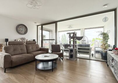 Bij ImmoFusion 7/7 “open huis”: klik op onze 3D-TOUR.
Ervaar vastgoed alsof je er zelf doorloopt!

Welkom op de Blijkstraat 39/14 in het bruisende centrum van Beringen, waar comfort, luxe en ruimte samenkomen op het 6de verdiep van een recente residen