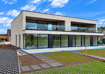Stijlvol wonen, omringd door rust en natuur, met alle comfort van hedendaags nieuwbouw.

Stel je voor: wakker worden in een groene omgeving, genieten van je ochtendkoffie op je eigen terras en na een drukke dag helemaal tot rust komen in je eigen tuin. Da