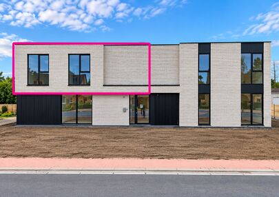 Stijlvol wonen, omringd door rust en natuur, met alle comfort van hedendaags nieuwbouw.

Stel je voor: wakker worden met zicht op het groen, genieten van je ochtendkoffie op een uitzonderlijk ruim terras en na een drukke dag helemaal tot rust komen in een