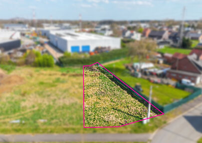 Deze bouwgrond heeft een oppervlakte van 6a 90ca en is gelegen op de Meelbergstraat.

Het perceel is uitstekend gelegen. Te voet ben je maar enkele minuten verwijderd van de Paalse plas! Scholen, sportverenigingen en het openbaar vervoer liggen ook heel v