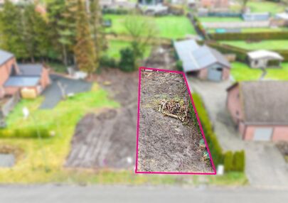 Rustig gelegen bouwperceel met vergunde plannen &ndash; onmiddellijk bouwklaar

Bij ImmoFusion 7/7 &ldquo;open huis&rdquo;: klik op onze 3D-TOUR en ervaar vastgoed alsof je er zelf doorloopt!

In de Vloosstraat te Leopoldsburg vinden we deze bouwgrond voor halfopen b