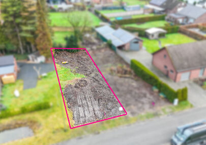 Rustig gelegen bouwperceel met vergunde plannen &ndash; onmiddellijk bouwklaar

Bij ImmoFusion 7/7 &ldquo;open huis&rdquo;: klik op onze 3D-TOUR en ervaar vastgoed alsof je er zelf doorloopt!

In de Vloosstraat te Leopoldsburg vinden we deze bouwgrond voor halfopen b