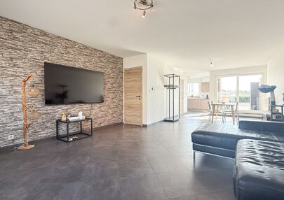 Dit ruime appartement beschikt over een bewoonbare oppervlakte van maar liefst 127 m&sup2;. Dankzij de praktische indeling, de aangename lichtinval en de ruime kamers biedt deze woning een bijzonder comfortabel woongevoel.

Via de private inkomhal bereikt u d