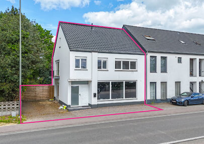 Bij ImmoFusion 7/7 “open huis” : klik op onze 3D-TOUR.
Ervaar vastgoed alsof je er zelf doorloopt!

Net buiten het centrum van Koersel vind je deze woning op een centrale locatie. Een mooie ligging: je wandelt naar het school op enkele minuutjes tijd,