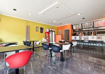 Bij ImmoFusion 7/7 “open huis”: klik op onze 3D-TOUR.
Ervaar vastgoed alsof je er zelf doorloopt!

Ontdek deze zeldzame opportuniteit in het hart van As: een veelzijdig en instapklaar handelspand mét appartement erboven, op een mooi omheind perceel v