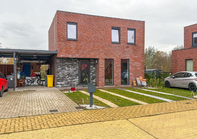 Bij ImmoFusion 7/7 “open huis” : klik op onze 3D-TOUR.
Ervaar vastgoed alsof je er zelf doorloopt!

Stap binnen in deze quasi-nieuwe woning (2021) gelegen in een rustige doodlopende straat in Balen. Met drie ruime slaapkamers, een grote open keuken en