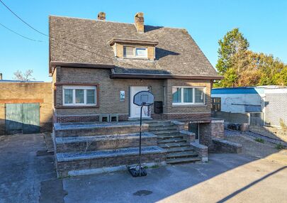 Bij ImmoFusion 7/7 “open huis” : klik op onze 3D-TOUR.
Ervaar vastgoed alsof je er zelf doorloopt!
Stap binnen in deze veelzijdige woning met een vergunde loods van 110 m², gelegen op een perceel van 762 m² in het hart van Beringen. Dit huis co