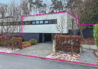 Bij ImmoFusion 7/7 “open huis” : klik op onze 3D-TOUR.
Ervaar vastgoed alsof je er zelf doorloopt!
Stap binnen in deze indrukwekkende halfopen bebouwing, quasi nieuw, gelegen in een rustige woonwijk van Beringen. Met een bewoonbare oppervlakte van 14