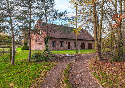 Bij ImmoFusion 7/7 “open huis”: klik op onze 3D-TOUR.
Ervaar vastgoed alsof je er zelf doorloopt!
Ontdek deze uitzonderlijk gelegen vrijstaande woning in de rustige, bosrijke omgeving van Paal. Wie houdt van natuur, privacy en een fenomenale perceelo
