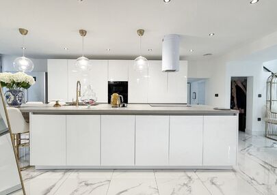 Bij ImmoFusion 7/7 “open huis” : klik op onze 3D-TOUR.
Ervaar vastgoed alsof je er zelf doorloopt!
Stap binnen in deze prachtig gerenoveerde woning uit 2024, gelegen in een rustige doodlopende straat langs het kanaal van Beringen. Met een bewoonbare