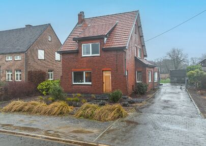 Bij ImmoFusion 7/7 &ldquo;open huis&rdquo; : klik op onze 3D-TOUR.
Ervaar vastgoed alsof je er zelf doorloopt!

Welkom in deze charmante open bebouwing, gelegen in een rustige straat nabij het gezellige Koersel Kapelleke en het centrum van Koersel. Deze woning co