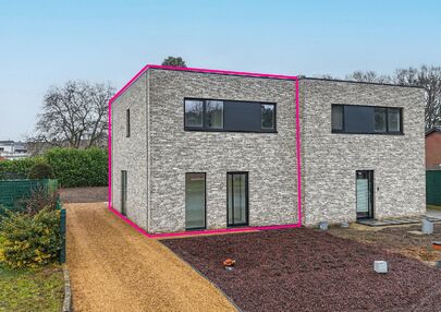 Bij ImmoFusion 7/7 &ldquo;open huis&rdquo; : klik op onze 3D-TOUR.
Ervaar vastgoed alsof je er zelf doorloopt!



Welkom in deze prachtige energiezuinige nieuwbouwwoning gelegen te Moestuinstraat 13A, 3582 Koersel (Heusden-Zolder). Deze moderne woning combineert 