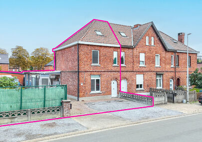 Bij ImmoFusion 7/7 &ldquo;open huis&rdquo;: klik op onze 3D-TOUR.
Ervaar vastgoed alsof je er zelf doorloopt!



Ontdek deze charmante halfopen woning aan de Tennisstraat 17 in Beringen, waar comfort, karakter en recente renovaties samenkomen. Dankzij de grondige