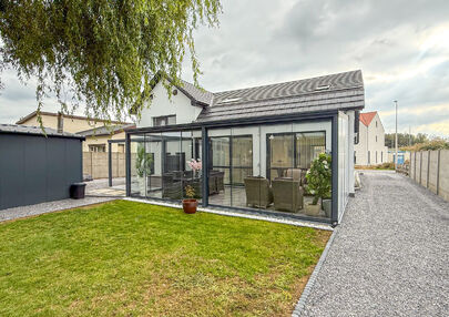Bij ImmoFusion 7/7 &ldquo;open huis&rdquo; : klik op onze 3D-TOUR.

Ervaar vastgoed alsof je er zelf doorloopt!



Stap binnen in deze prachtig gerenoveerde woning uit 2024, gelegen in een rustige doodlopende straat langs het kanaal van Beringen. Met een bewoonba