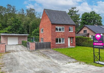 Ruime gezinswoning met vergunde garage van 125 m&sup2; op toplocatie in Koersel

Op een boogscheut van het groene karakter van Koersel en het geliefde Koersel Kapelleke vinden we deze verrassend ruime woning terug op een perceel van maar liefst 10 are. Dankzi