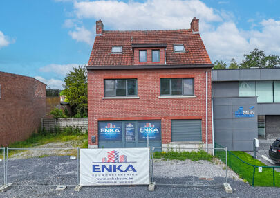 Handelshuis met ruime woonst en tal van mogelijkheden op toplocatie in Beringen
Bent u op zoek naar een eigendom waar wonen en werken perfect gecombineerd kunnen worden? Dan is deze veelzijdige handelswoning aan de Koolmijnlaan 384 in Beringen precies wa