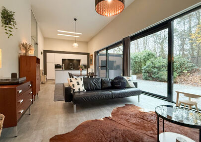 Bij ImmoFusion 7/7 Open Huis – Ontdek deze woning via onze exclusieve 3D-Tour!
Op zoek naar een instapklare, energiezuinige gezinswoning op een rustige locatie? Dan zal deze prachtige halfopen bebouwing in Beringen je meteen weten te overtuigen. Deze r