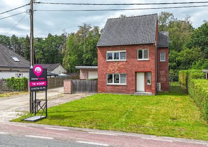 Ruime gezinswoning met vergunde garage van 125 m² op toplocatie in Koersel
Op een boogscheut van het groene karakter van Koersel en het geliefde Koersel Kapelleke vinden we deze verrassend ruime woning terug op een perceel van maar liefst 10 are. Dankzi