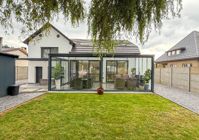 Bij ImmoFusion 7/7 “open huis” : klik op onze 3D-TOUR.
Ervaar vastgoed alsof je er zelf doorloopt!
Stap binnen in deze prachtig gerenoveerde woning uit 2024, gelegen in een rustige doodlopende straat langs het kanaal van Beringen. Met een bewoonba