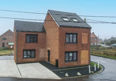 Bij ImmoFusion 7/7 “open huis”: klik op onze 3D-TOUR.
Ervaar vastgoed alsof je er zelf doorloopt!

Welkom in deze prachtig gerenoveerde vrijstaande woning, ideaal gelegen in een rustige, doch centrale omgeving in Beringen. Met een bewoonbare oppervlak