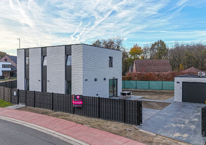 Bij ImmoFusion 7/7 “open huis”: klik op onze 3D-TOUR.
Ervaar vastgoed alsof je er zelf doorloopt!
Stap binnen in deze uitzonderlijk moderne nieuwbouwwoning (2024), ideaal gelegen als open bebouwing op een ruim hoekperceel van 528m² in Koersel. Deze