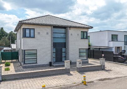 Bij ImmoFusion 7/7 “open huis” : klik op onze 3D-TOUR.
Ervaar vastgoed alsof je er zelf doorloopt!
Stap binnen in deze royale gezinswoning met maar liefst 285m² bewoonbare oppervlakte, ideaal gelegen in een rustige straat op slechts 3 km van de auto