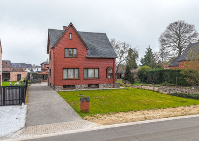 Bij ImmoFusion 7/7 &ldquo;open huis&rdquo; : klik op onze 3D-TOUR.
Ervaar vastgoed alsof je er zelf doorloopt!

Welkom in deze uitzonderlijk ruime open bebouwing gelegen in een rustige straat te Heusden-Zolder, waar u geniet van volledige privacy en toch overal v