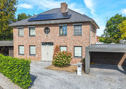 Kom deze prachtige woning vrijblijvend ontdekken tijdens onze opendeurdag.
Zaterdag 5 september van 10u tot 12u.
Deze ruime woning werd volledig opgefrist in 2025 en biedt een aangename combinatie van comfort, ruimte en functionaliteit. De woning beschik