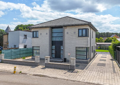Bij ImmoFusion 7/7 &ldquo;open huis&rdquo; : klik op onze 3D-TOUR.
Ervaar vastgoed alsof je er zelf doorloopt!

Stap binnen in deze royale gezinswoning met maar liefst 285m&sup2; bewoonbare oppervlakte, ideaal gelegen in een rustige straat op slechts 3 km van de auto