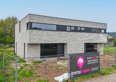 !Laatste woning!

Bij ImmoFusion 7/7 “open huis” : klik op onze 3D-TOUR.
Ervaar vastgoed alsof je er zelf doorloopt!

Stap binnen in deze ruime en lichtrijke nieuwbouw casco woning, gelegen in de Schootstraat 139 te Heusden-Zolder. Deze woning biedt e