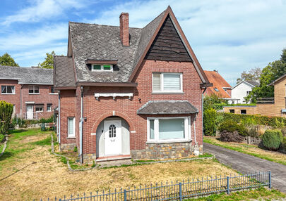Bij ImmoFusion 7/7 &ldquo;open huis&rdquo; : klik op onze 3D-TOUR.
Ervaar vastgoed alsof je er zelf doorloopt!



Welkom in deze ruime gezinswoning gelegen in de Kerkstraat 10 te Houthalen-Helchteren. Deze woning biedt bijzonder veel leefruimte, een praktische in