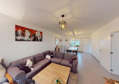 Bij ImmoFusion 7/7 “open huis” : klik op onze 3D-TOUR.
Ervaar vastgoed alsof je er zelf doorloopt!

Ontdek deze prachtige instapklare woning aan de Molemstraat 96 in Lummen, volledig gerenoveerd in 2017 en voorzien van alle comfort. Met een bewoonbare