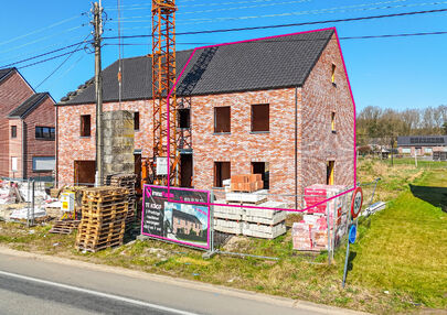 Landelijke nieuwbouwwoning  in ruwbouw-winddichtstaat met 4 a 5 slpks op 7 are, gunstig gelegen te Tessenderlo !

Deze praktische halfopen woning (rechterzijde)biedt veel potentieel dankzij de extra zolderverdieping!
De woning heeft een bewoonbare oppervl
