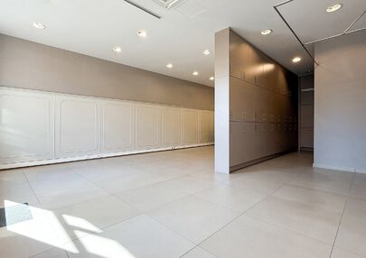 Ontdek deze volledig gerenoveerde en instapklare kantoorruimte van 71m², ideaal gelegen met uitstekende zichtbaarheid in het centrum van Beringen. De ruimte is opgezet als één grote open werkruimte, waardoor je alle vrijheid hebt om ze in te richten vo