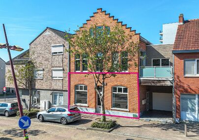 Ontdek deze volledig gerenoveerde en instapklare kantoorruimte van 71m², ideaal gelegen met uitstekende zichtbaarheid in het centrum van Beringen. De ruimte is opgezet als één grote open werkruimte, waardoor je alle vrijheid hebt om ze in te richten vo