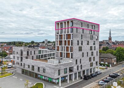 Uniek luxueus penthouse (221m²) met 2 slpks, 2 ensuite badkamers, 41m² terras en adembenemend uitzicht in centrum Beringen!

Bij ImmoFusion 7/7 “open huis” : klik op onze 3D-TOUR.
Ervaar vastgoed alsof je er zelf doorloopt!

Welkom in dit exclusieve