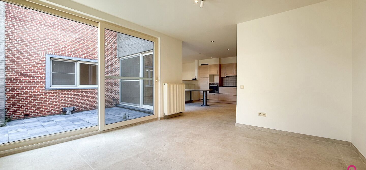 Bij ImmoFusion 7/7 “open huis”: klik op onze 3D-TOUR.
Ervaar vastgoed alsof je er zelf doorloopt!
Dit instapklare gelijkvloers appartement in hartje Beringen combineert 145m² wooncomfort met een volledig aangelegde tuin, inpandige garage én volledi