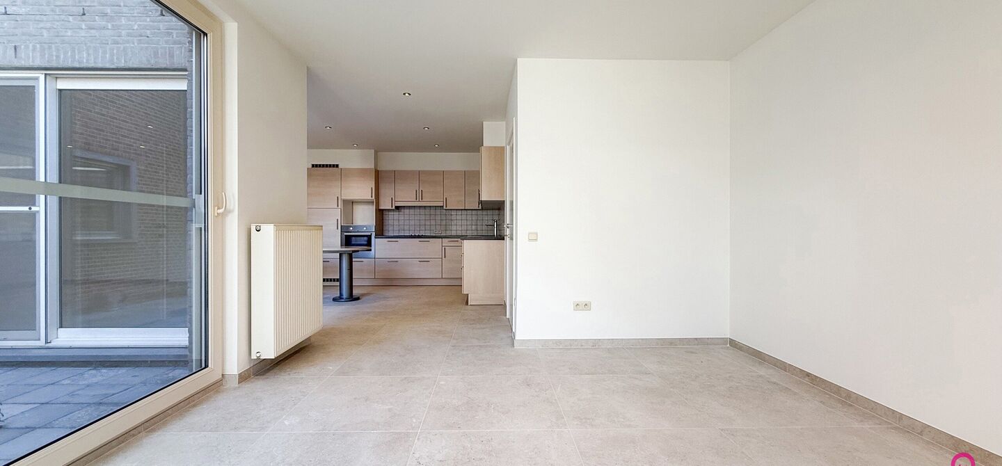 Bij ImmoFusion 7/7 “open huis”: klik op onze 3D-TOUR.
Ervaar vastgoed alsof je er zelf doorloopt!
Dit instapklare gelijkvloers appartement in hartje Beringen combineert 145m² wooncomfort met een volledig aangelegde tuin, inpandige garage én volledi