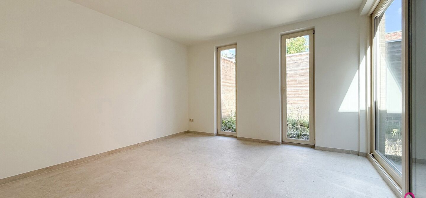 Bij ImmoFusion 7/7 “open huis”: klik op onze 3D-TOUR.
Ervaar vastgoed alsof je er zelf doorloopt!
Dit instapklare gelijkvloers appartement in hartje Beringen combineert 145m² wooncomfort met een volledig aangelegde tuin, inpandige garage én volledi