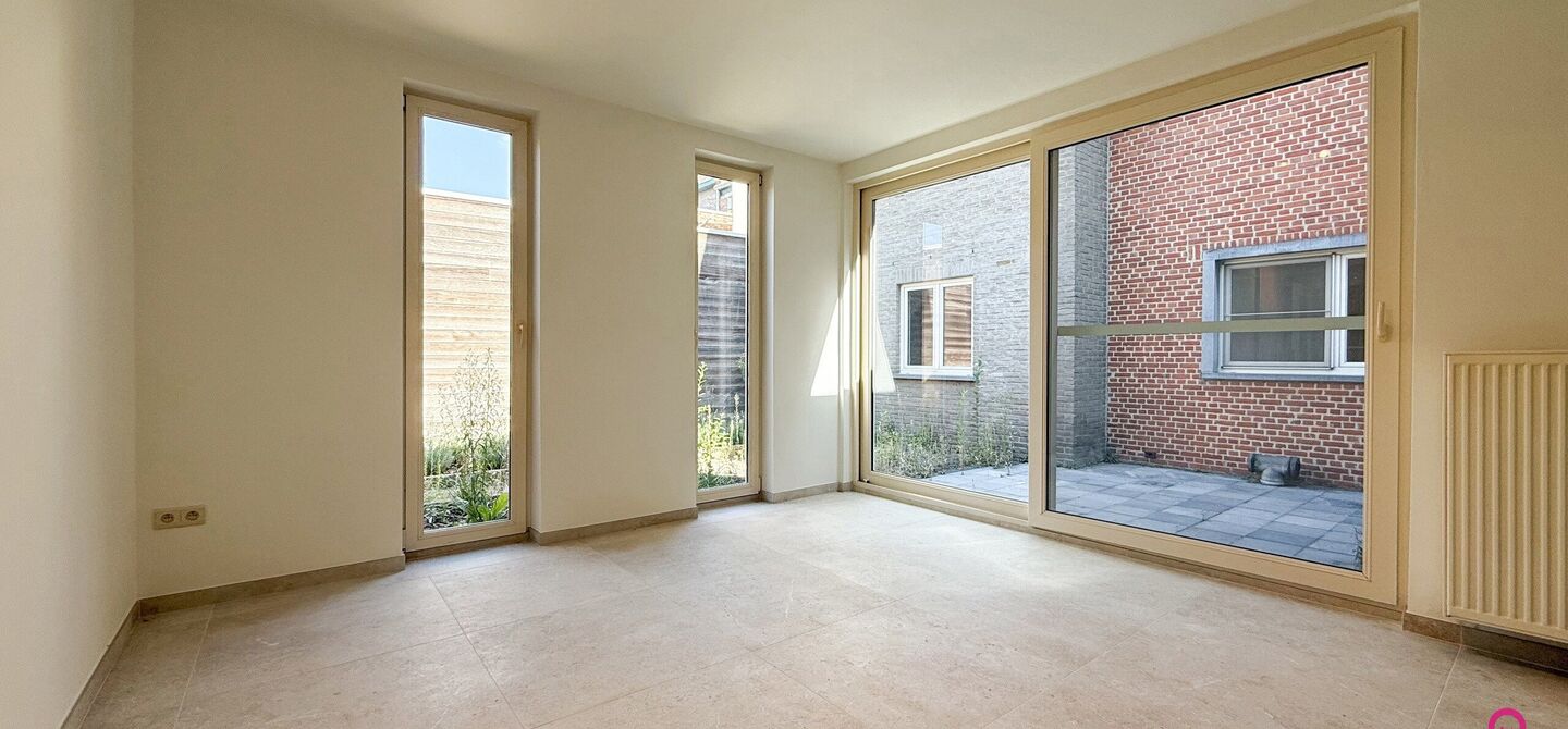 Bij ImmoFusion 7/7 “open huis”: klik op onze 3D-TOUR.
Ervaar vastgoed alsof je er zelf doorloopt!
Dit instapklare gelijkvloers appartement in hartje Beringen combineert 145m² wooncomfort met een volledig aangelegde tuin, inpandige garage én volledi