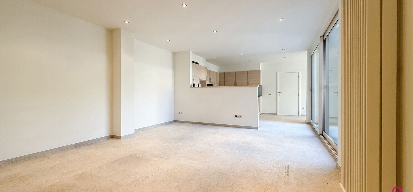 Bij ImmoFusion 7/7 “open huis”: klik op onze 3D-TOUR.
Ervaar vastgoed alsof je er zelf doorloopt!
Dit instapklare gelijkvloers appartement in hartje Beringen combineert 145m² wooncomfort met een volledig aangelegde tuin, inpandige garage én volledi