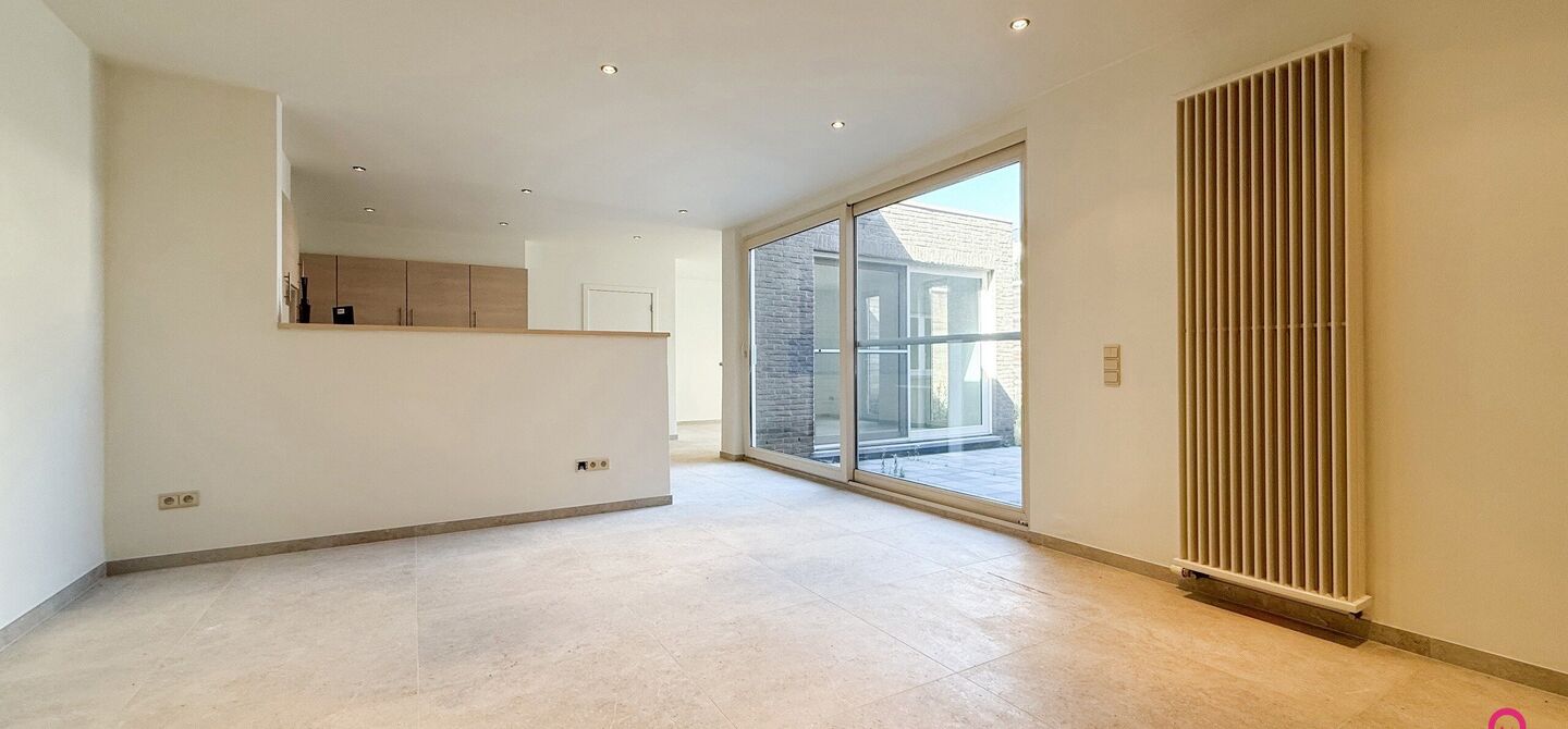 Bij ImmoFusion 7/7 “open huis”: klik op onze 3D-TOUR.
Ervaar vastgoed alsof je er zelf doorloopt!
Dit instapklare gelijkvloers appartement in hartje Beringen combineert 145m² wooncomfort met een volledig aangelegde tuin, inpandige garage én volledi