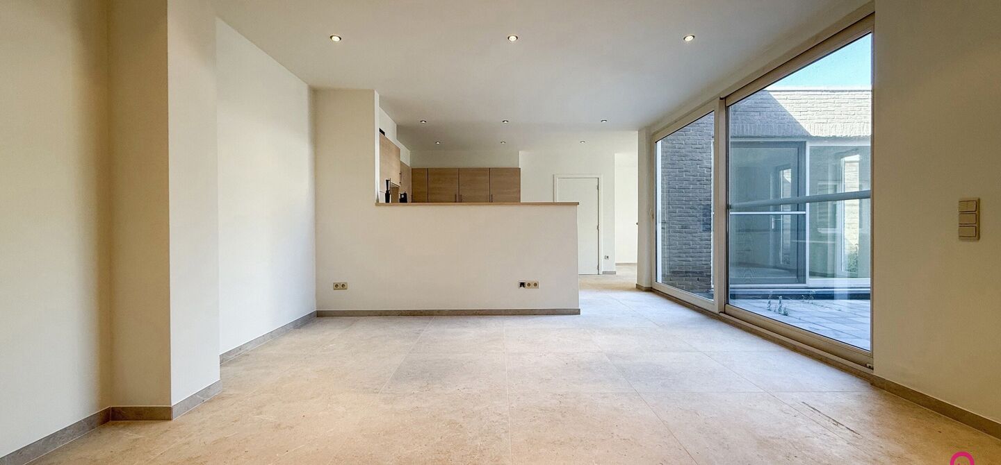 Bij ImmoFusion 7/7 “open huis”: klik op onze 3D-TOUR.
Ervaar vastgoed alsof je er zelf doorloopt!
Dit instapklare gelijkvloers appartement in hartje Beringen combineert 145m² wooncomfort met een volledig aangelegde tuin, inpandige garage én volledi