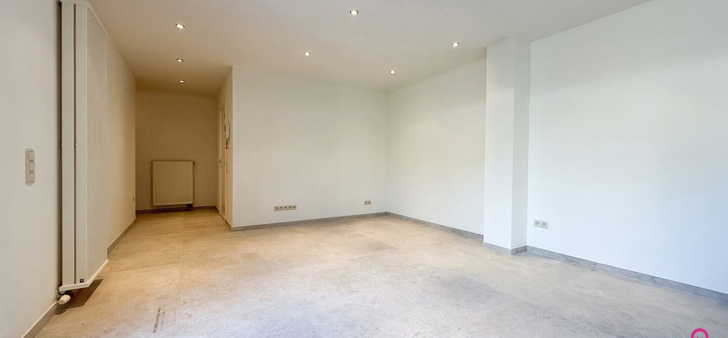 Bij ImmoFusion 7/7 “open huis”: klik op onze 3D-TOUR.
Ervaar vastgoed alsof je er zelf doorloopt!
Dit instapklare gelijkvloers appartement in hartje Beringen combineert 145m² wooncomfort met een volledig aangelegde tuin, inpandige garage én volledi