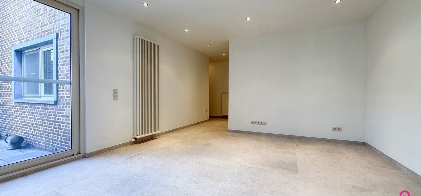 Bij ImmoFusion 7/7 “open huis”: klik op onze 3D-TOUR.
Ervaar vastgoed alsof je er zelf doorloopt!
Dit instapklare gelijkvloers appartement in hartje Beringen combineert 145m² wooncomfort met een volledig aangelegde tuin, inpandige garage én volledi