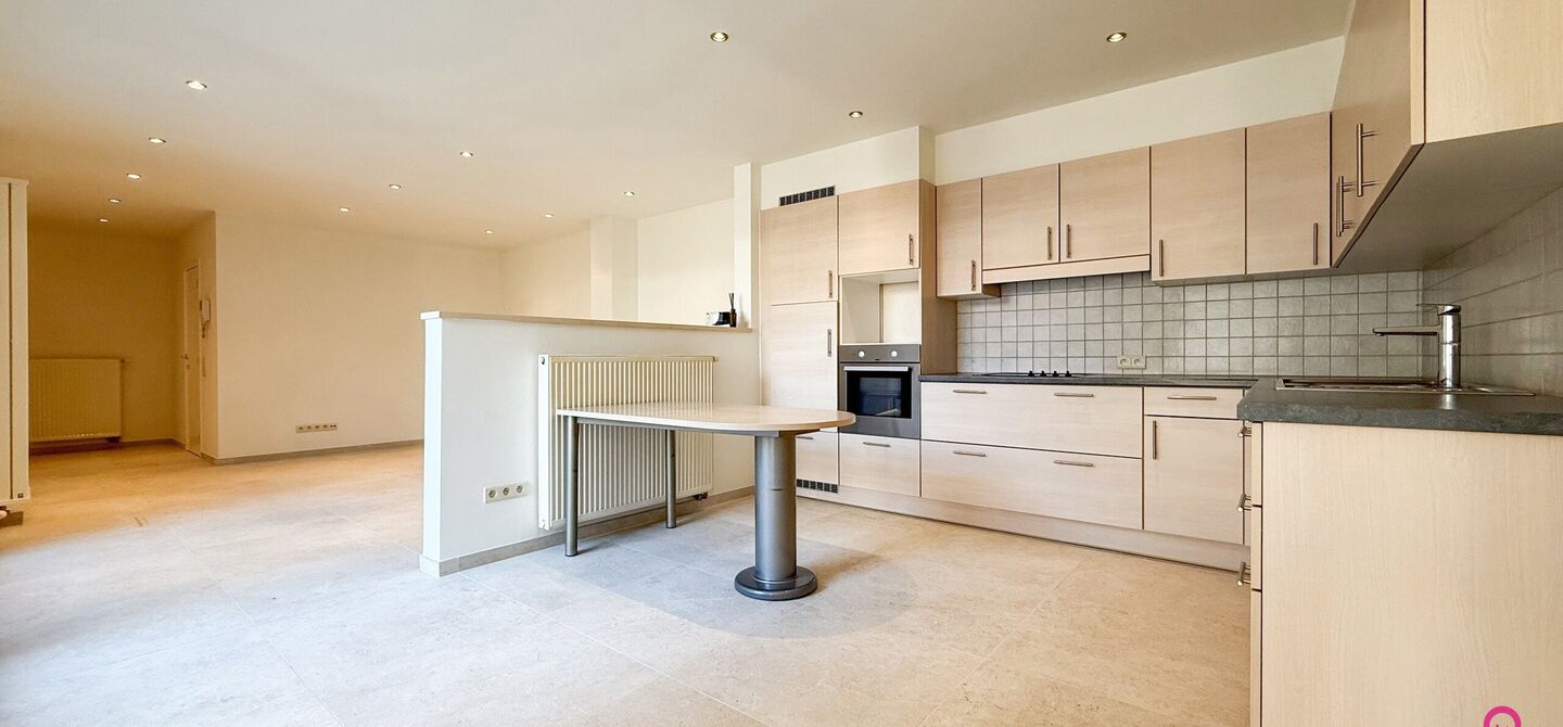 Bij ImmoFusion 7/7 “open huis”: klik op onze 3D-TOUR.
Ervaar vastgoed alsof je er zelf doorloopt!
Dit instapklare gelijkvloers appartement in hartje Beringen combineert 145m² wooncomfort met een volledig aangelegde tuin, inpandige garage én volledi