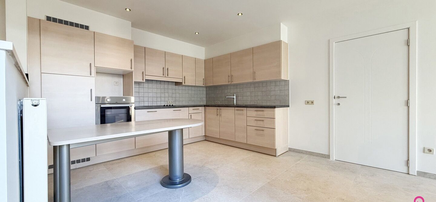 Bij ImmoFusion 7/7 “open huis”: klik op onze 3D-TOUR.
Ervaar vastgoed alsof je er zelf doorloopt!
Dit instapklare gelijkvloers appartement in hartje Beringen combineert 145m² wooncomfort met een volledig aangelegde tuin, inpandige garage én volledi