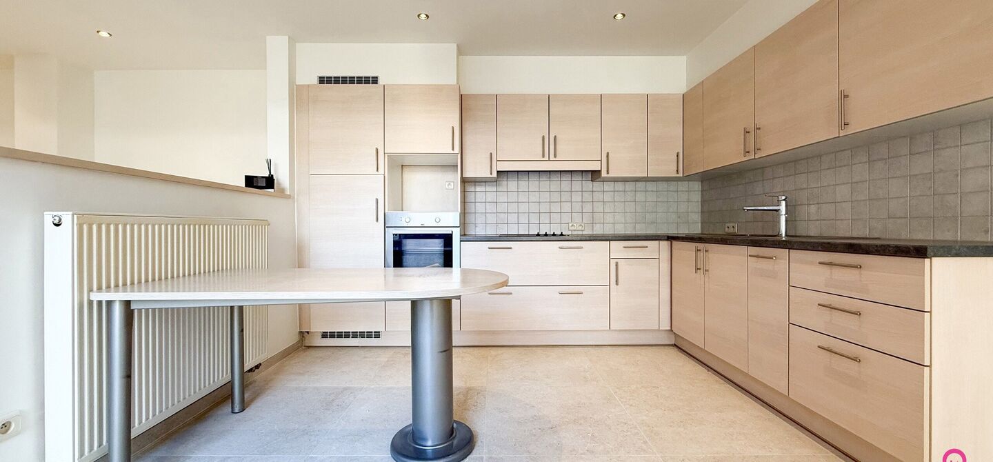 Bij ImmoFusion 7/7 “open huis”: klik op onze 3D-TOUR.
Ervaar vastgoed alsof je er zelf doorloopt!
Dit instapklare gelijkvloers appartement in hartje Beringen combineert 145m² wooncomfort met een volledig aangelegde tuin, inpandige garage én volledi