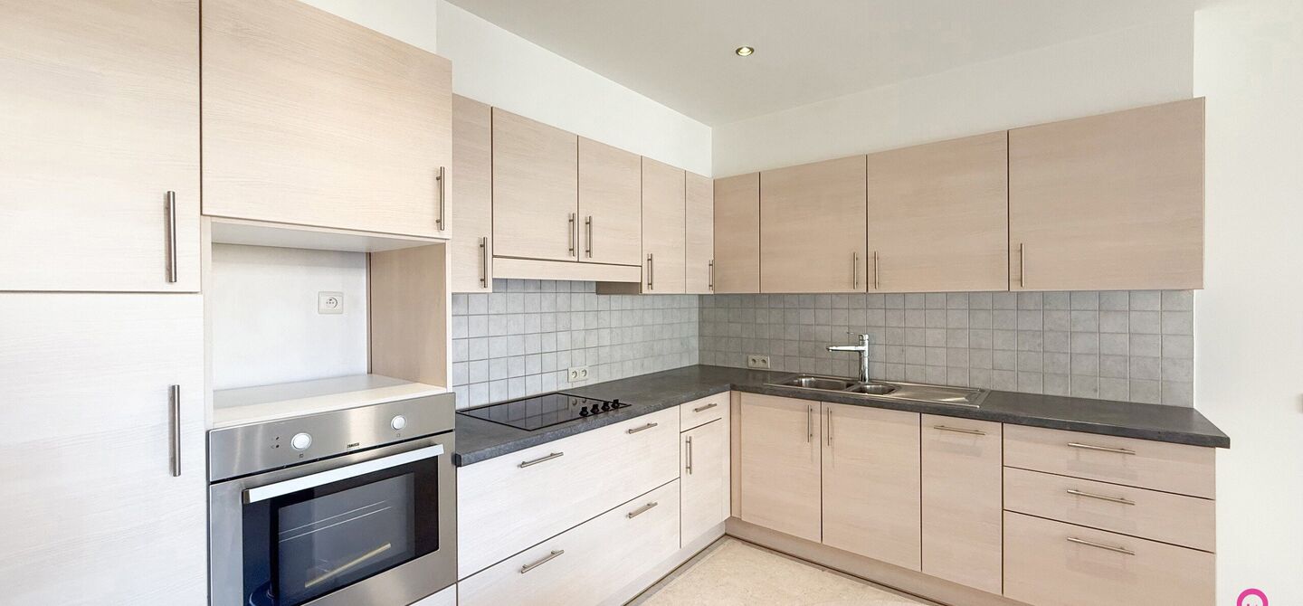 Bij ImmoFusion 7/7 “open huis”: klik op onze 3D-TOUR.
Ervaar vastgoed alsof je er zelf doorloopt!
Dit instapklare gelijkvloers appartement in hartje Beringen combineert 145m² wooncomfort met een volledig aangelegde tuin, inpandige garage én volledi